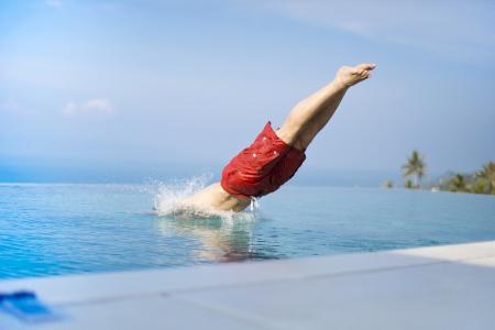 全球市场“黑色星期一”：股市、贵金属和原油齐跌，英伟达降温AI预期引发抛售潮