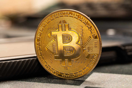 比特币在5.5万至7.9万美元区间「夹缝求生」