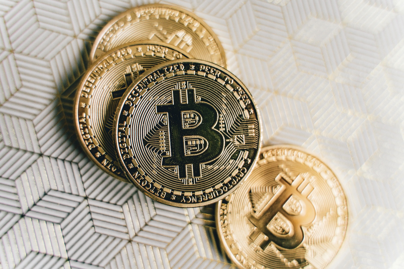 比特币ETF持续吸金，价格突破74000美元关口