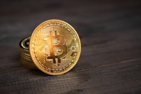 比特币展现抗压韧性 黄金白银遭遇流动性挑战
