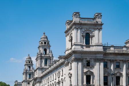 英国政府敦促银行停止封锁加密货币公司以推动数字中心建设