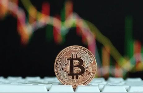 比特币在8.3万美元阻力下方震荡，市场进入关键吸筹阶段