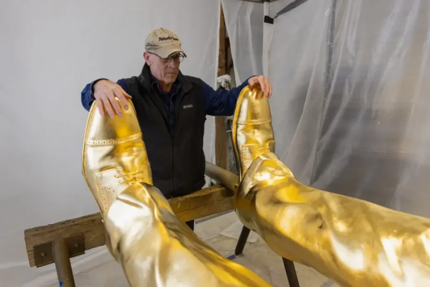 30万美元造特朗普镀金雕像,一场Meme币的疯狂营销