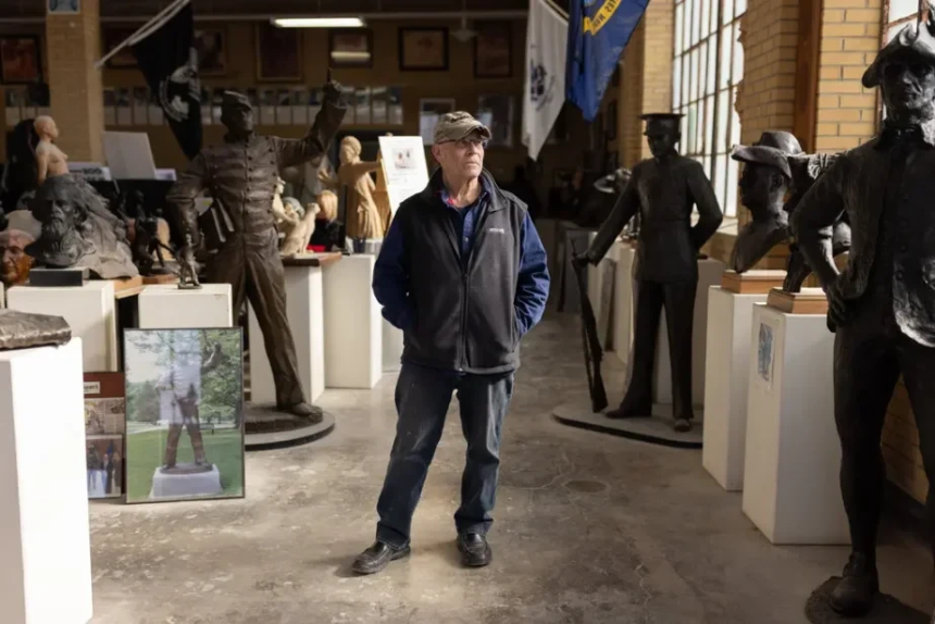 30万美元造特朗普镀金雕像,一场Meme币的疯狂营销