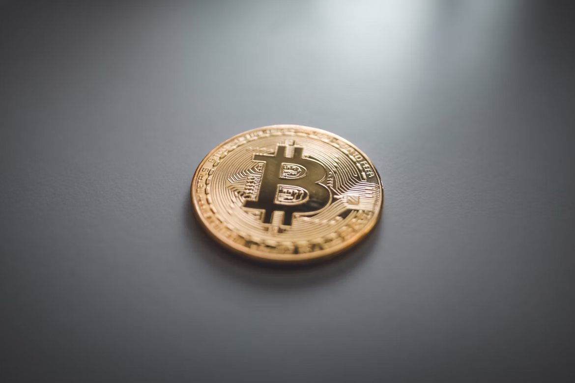 比特币价格在经济复苏信号中持稳于7.8万美元，分析师预测走势分歧加剧