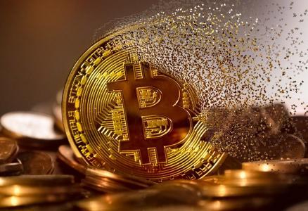 比特币盘中暴跌近8% 跌破7.3万美元 抹平特朗普当选以来涨幅